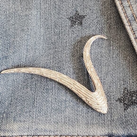 Vintage Crown Trifari Brooch Silver Tone Ribbed Ribbon Art Deco Design 50's 60's - Picture 5 of 6